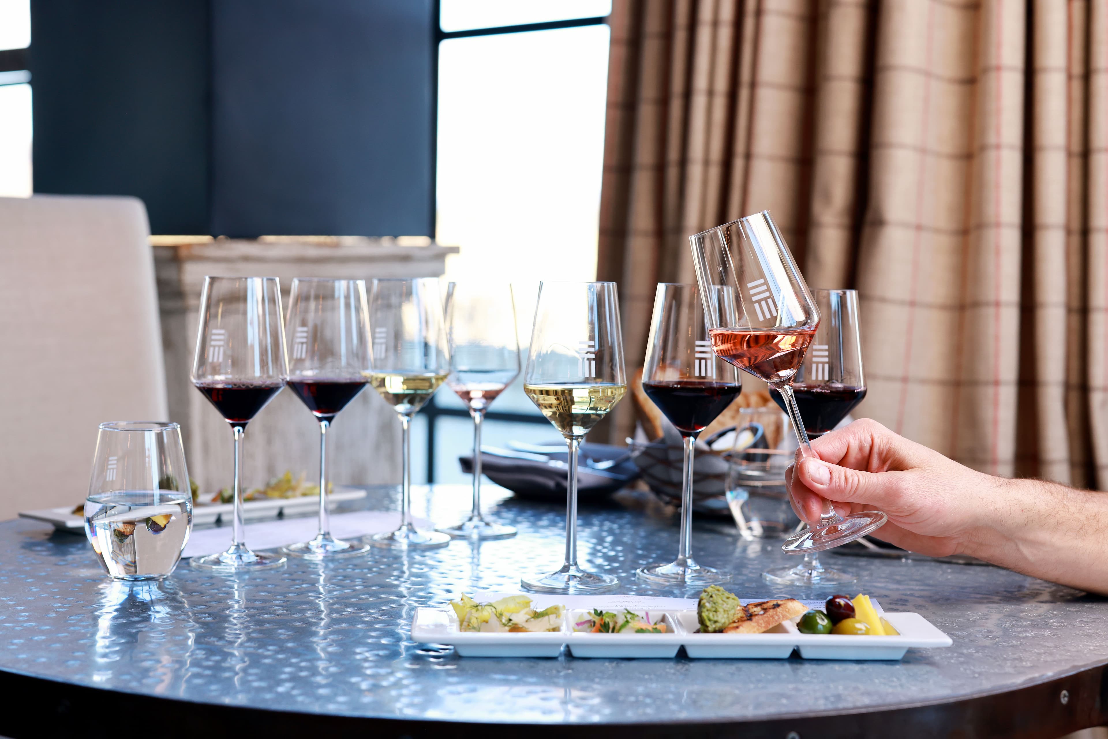 The Ultimate Wine Tasting Room Guide – Do's, Dont's and Must Know